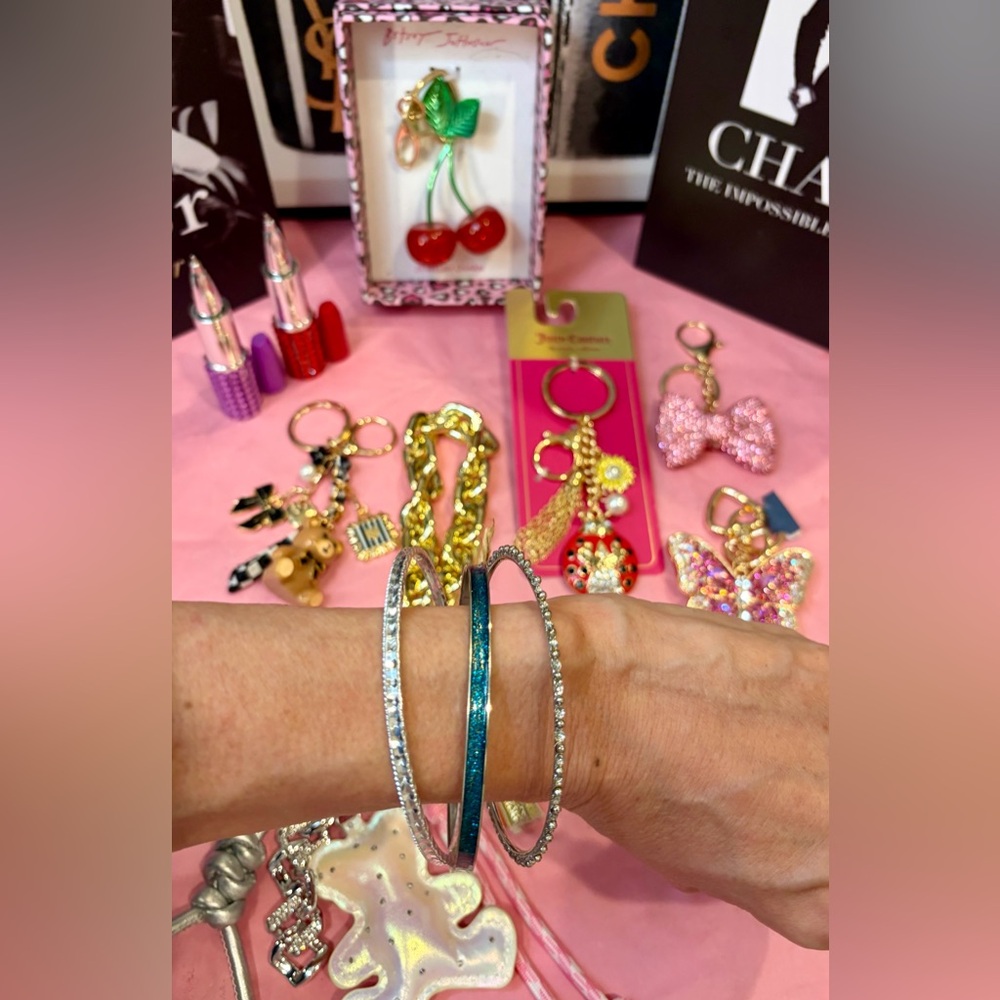 BETSEY J. and JUICY C. Assorted Women's Keychains/Bag Charms & more.
10 Items - Picture 6 of 6